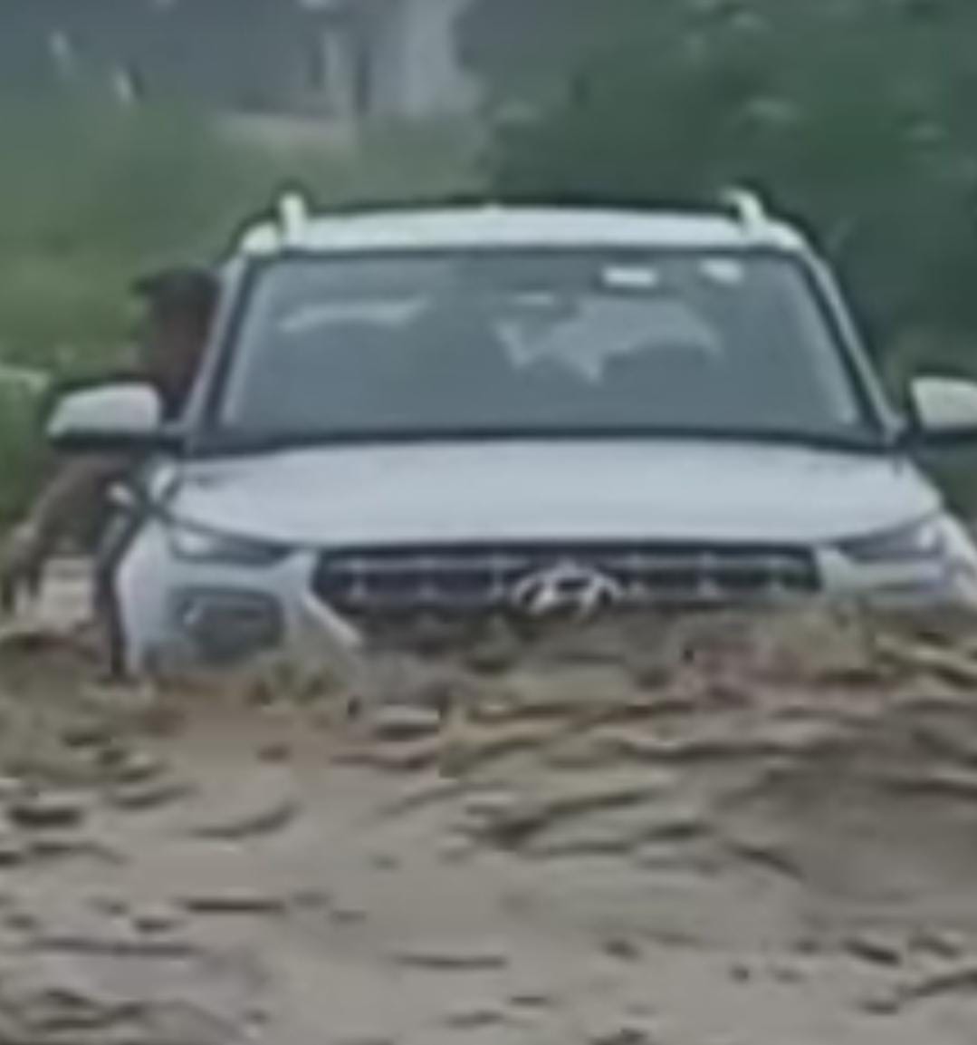Car stuck in drain, people were saved by tying rope