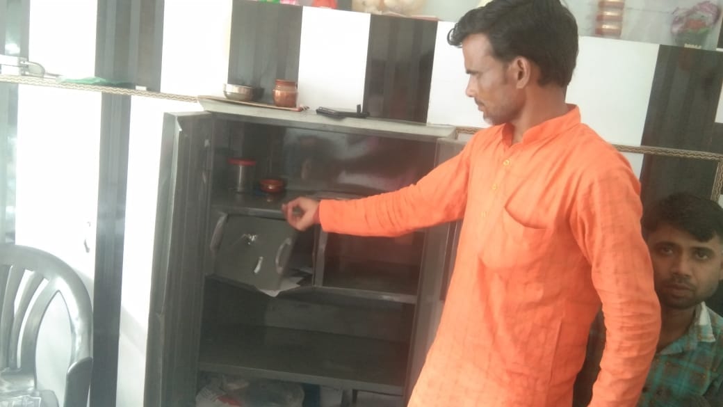Jewelery worth one lakh, cash stolen from jeweler's shop in Newria
