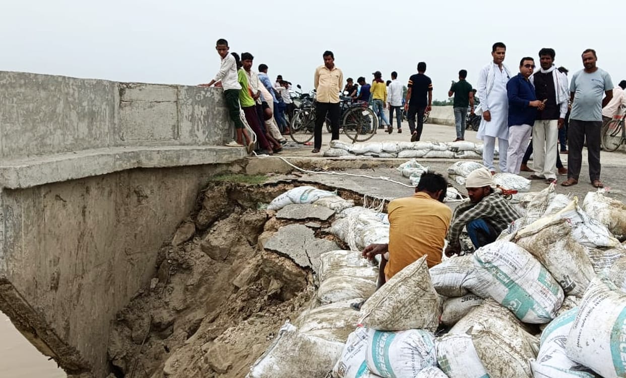 Traffic of large vehicles stopped from Pipra Ghat bridge due to approach cut