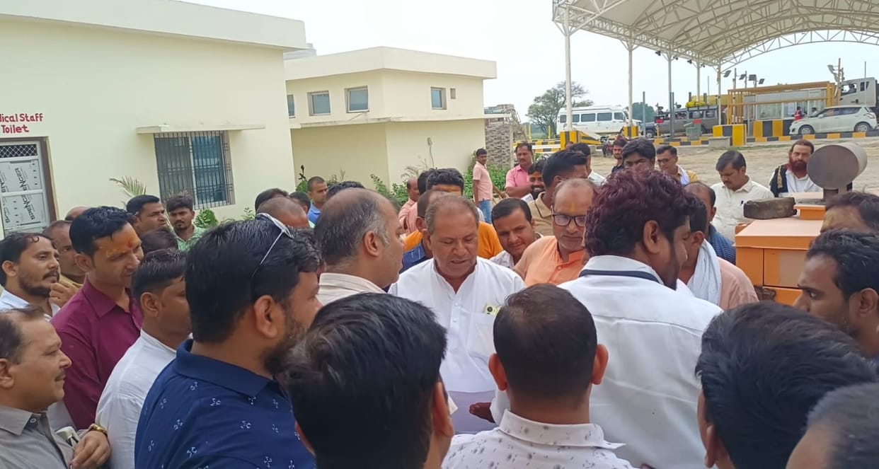 Truck owners agitated over recovery at Bantikalaan toll plaza