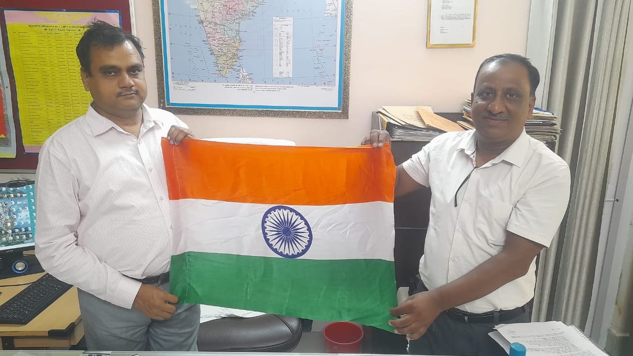 26 thousand flags came to the head post office for tricolor in every house