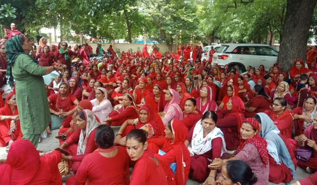 Women faced trouble due to the strike of Asha workers