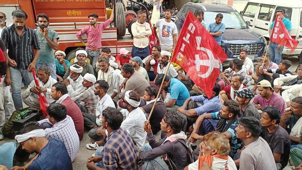 When the SO refused to talk on the phone, the angry employees sat on a dharna.