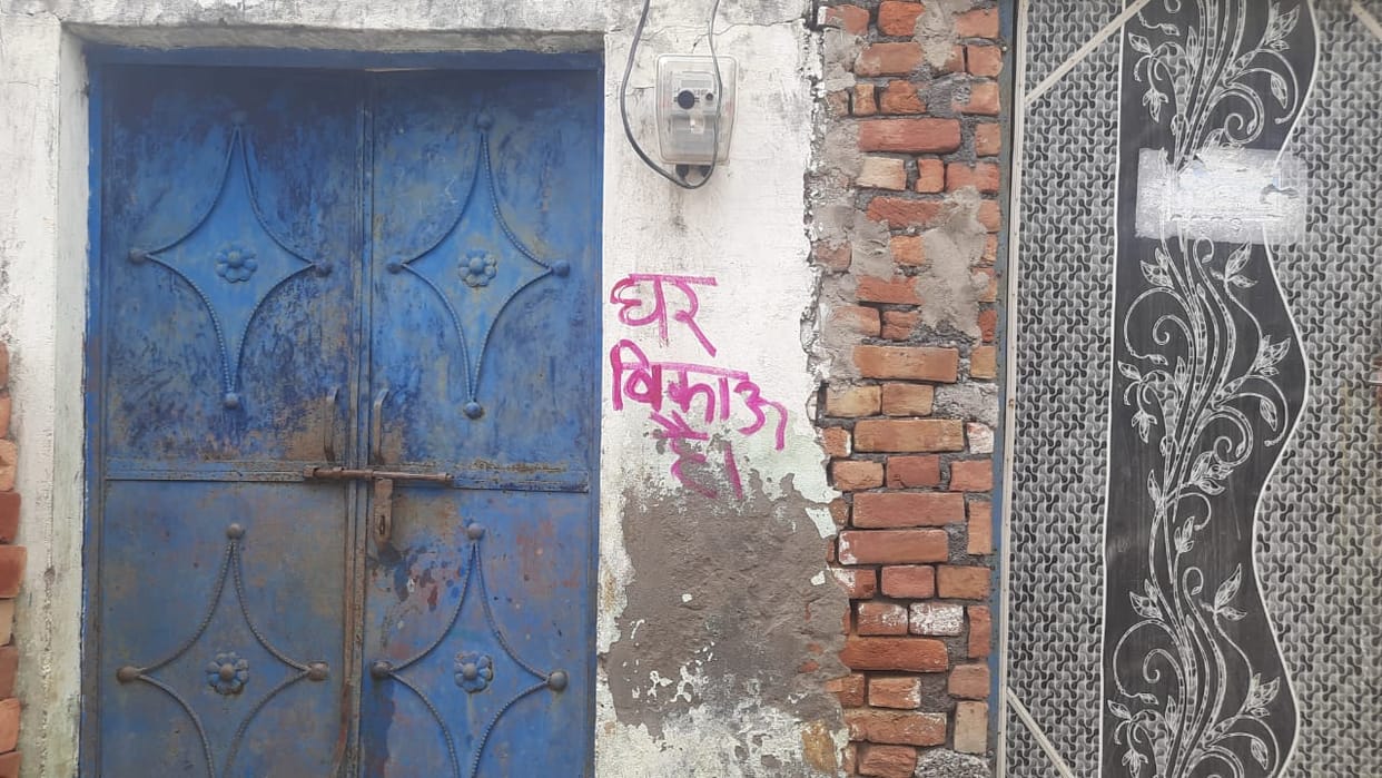Panic among the people of Diwakar community, the houses written on the houses are for sale...