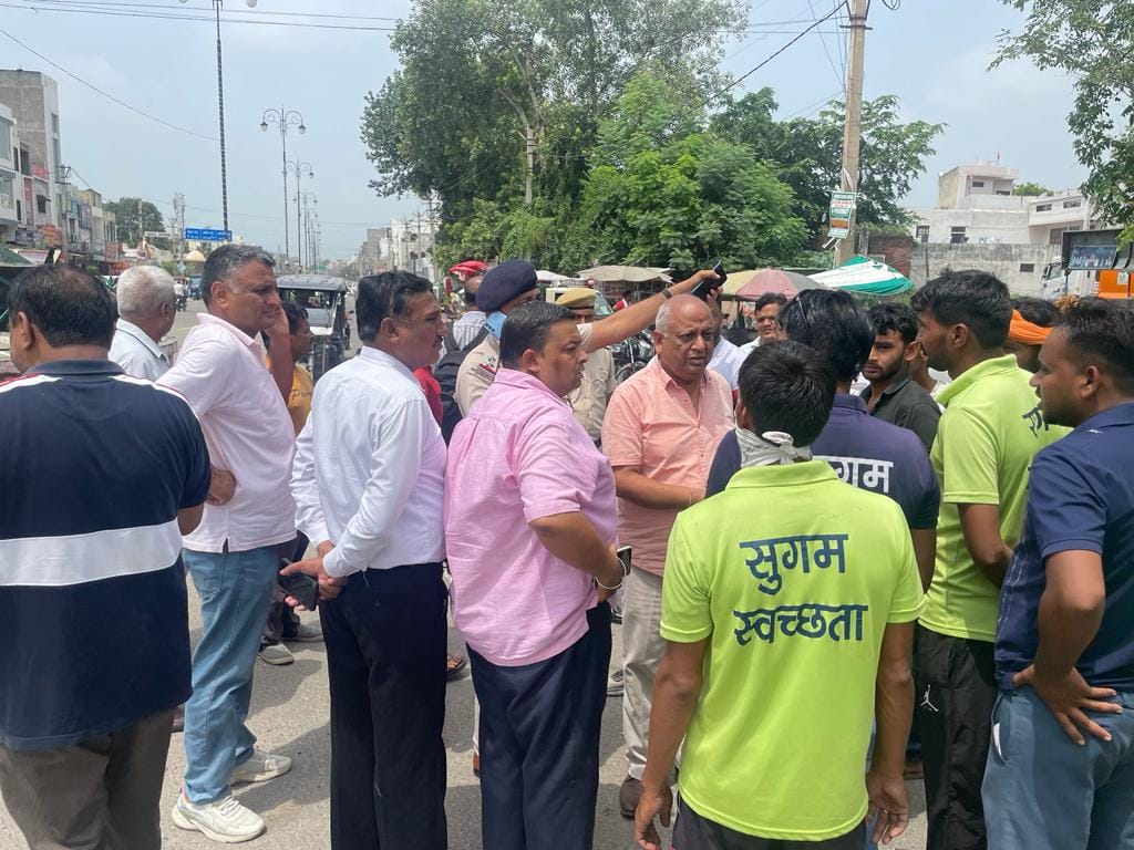 Tipper and dumper drivers who came to dump garbage on the railway road had to face opposition from the people