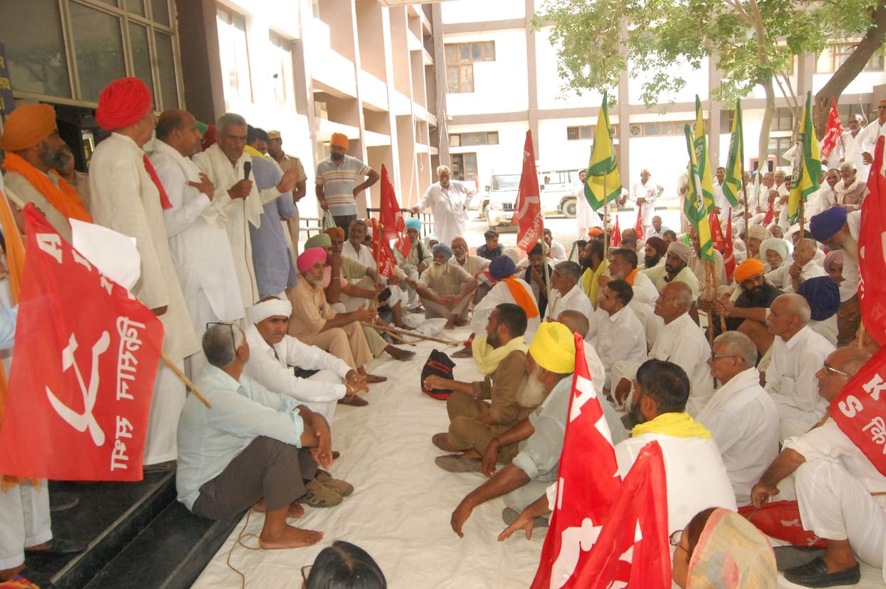 Farmers and laborers of flood and bean-affected areas encamped at the gate of the small secretariat, expressed their anger by shouting slogans