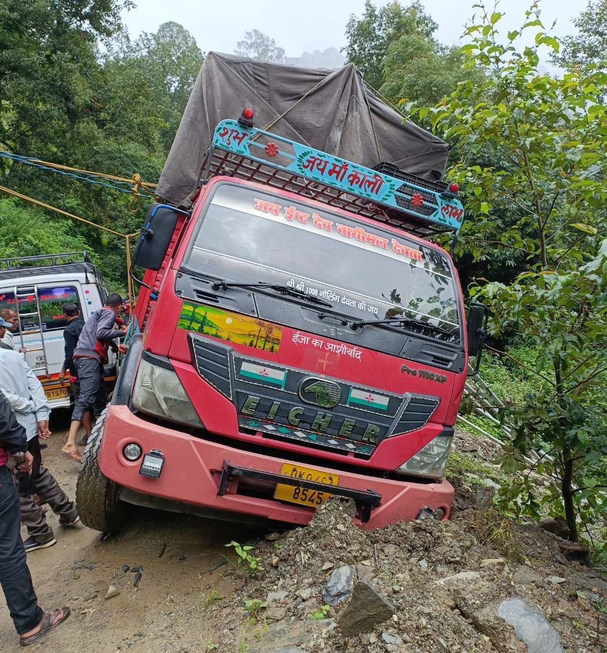 Canter loaded with goods narrowly avoided accident