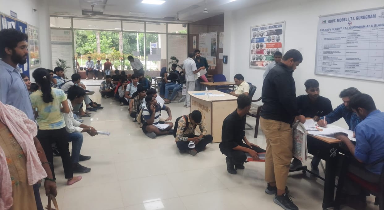 Students arrived for admission on the first day of open counseling