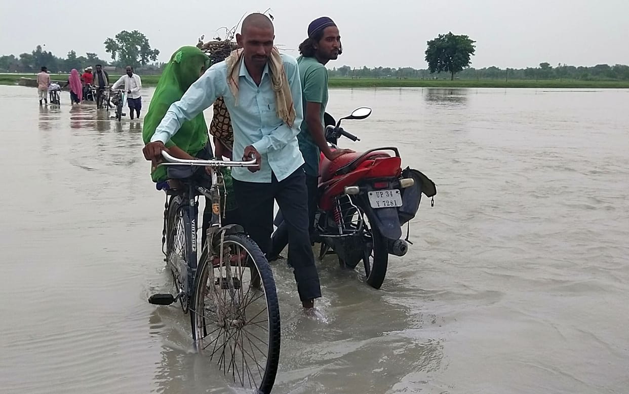 Stuck in flood, not getting help, fleeing on foot