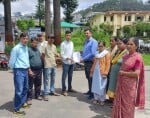लोहाघाट में कब्रिस्तान की भूमि से अतिक्रमण हटाने की मांग को लेकर एसडीएम कार्यालय में ज्ञापन देत
