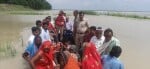 मैरूंड गांव सुबिका बाबू के नागरिकों का हाल जानकर मोटर बोट से वापस लौटते एसडीएम हर्रैया साथ थाना