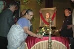 स्वतंत्रता सेनानी बाबू महावीर प्रसाद जैन के चित्र पर दीप प्रज्वलित करती उनकी पत्नी शांता जैन। फ