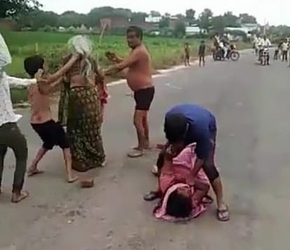 Women beaten on the road in Bilsi, video viral