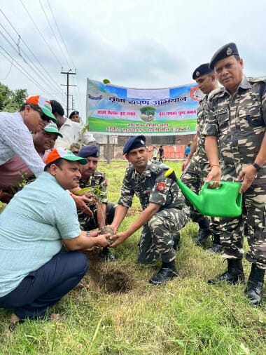 Pilibhit News: एसएसबी ने एकता सरोवर पार्क में किया पौधरोपण SSB planted saplings in Ekta Sarovar Park