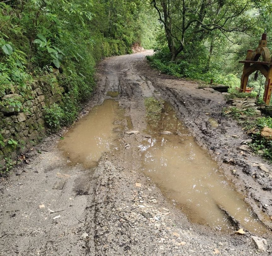 People upset due to the condition of Bhagichora-Hanseshwar road