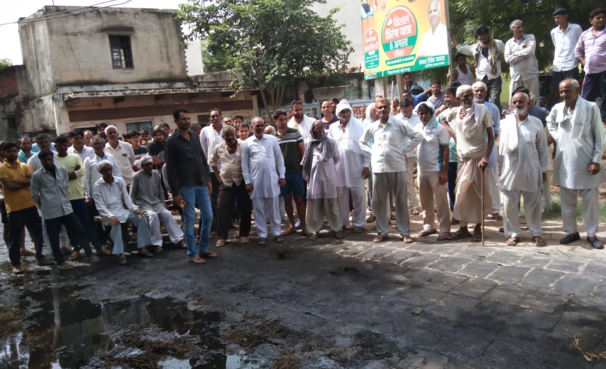 Troubled by overloaded vehicles, Kurahavata villagers jammed for three and a half hours