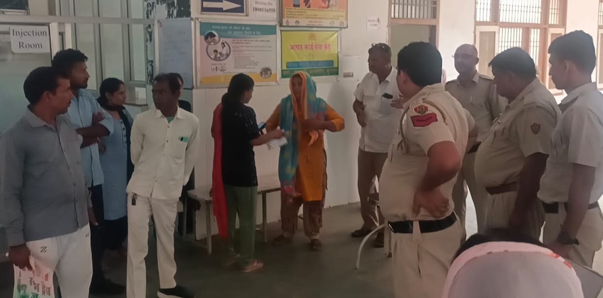Two women beat up a female policeman in the Community Health Center