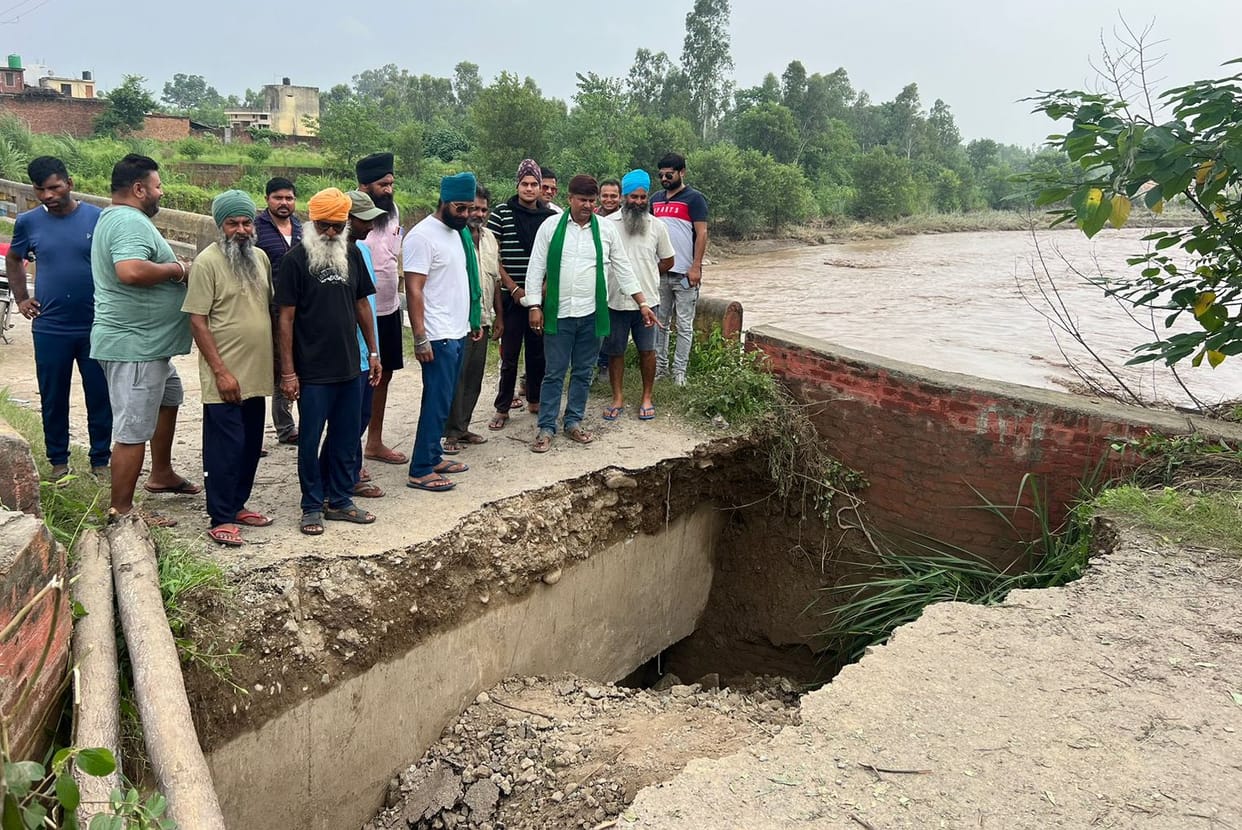 Contact road of Malan river bridge built by car service of Sikhs sunk