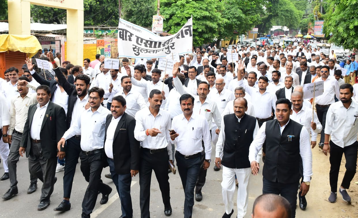 Lawyers protest, demand Rasuka on Siraj