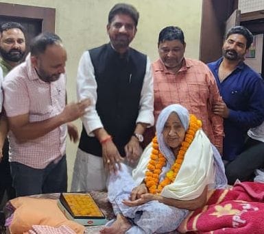Honor of freedom fighter Ramsumer Shukla's wife Janaki Devi