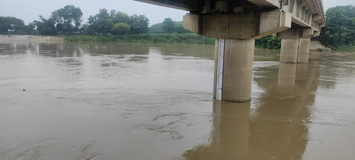 Saryu is flowing beyond the danger mark, the waves of water are increasing the beats of the coastal villagers