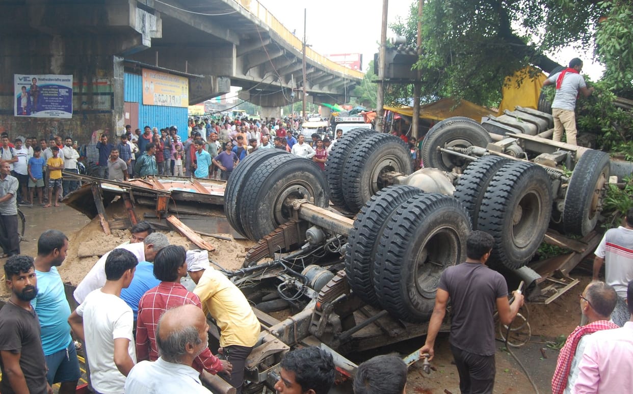 Uncontrolled truck fell from the city's overbridge, chaos, jam