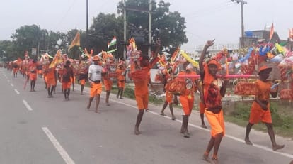 Shiv devotees worshiped Kanwar after bathing in the Ganges