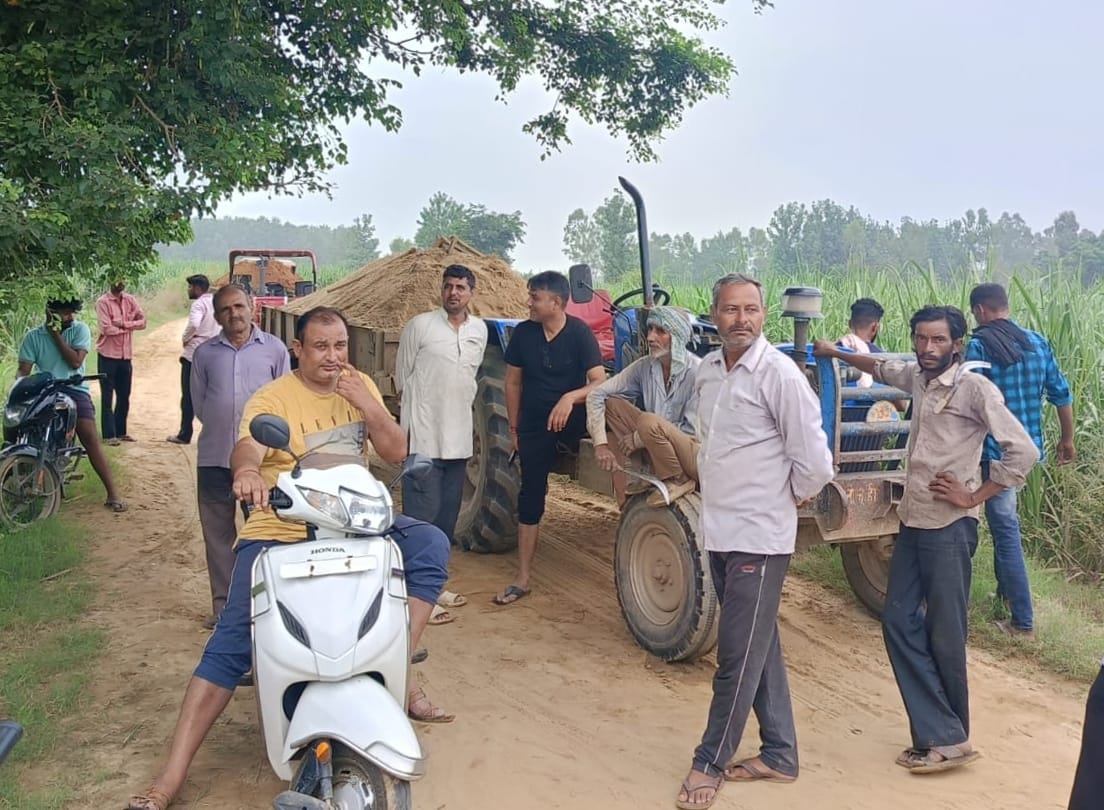 Villagers stopped tractor-trolleys filled with soil mining