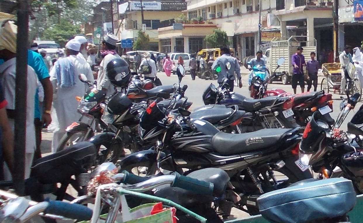 Road made parking, city dwellers struggling with jam