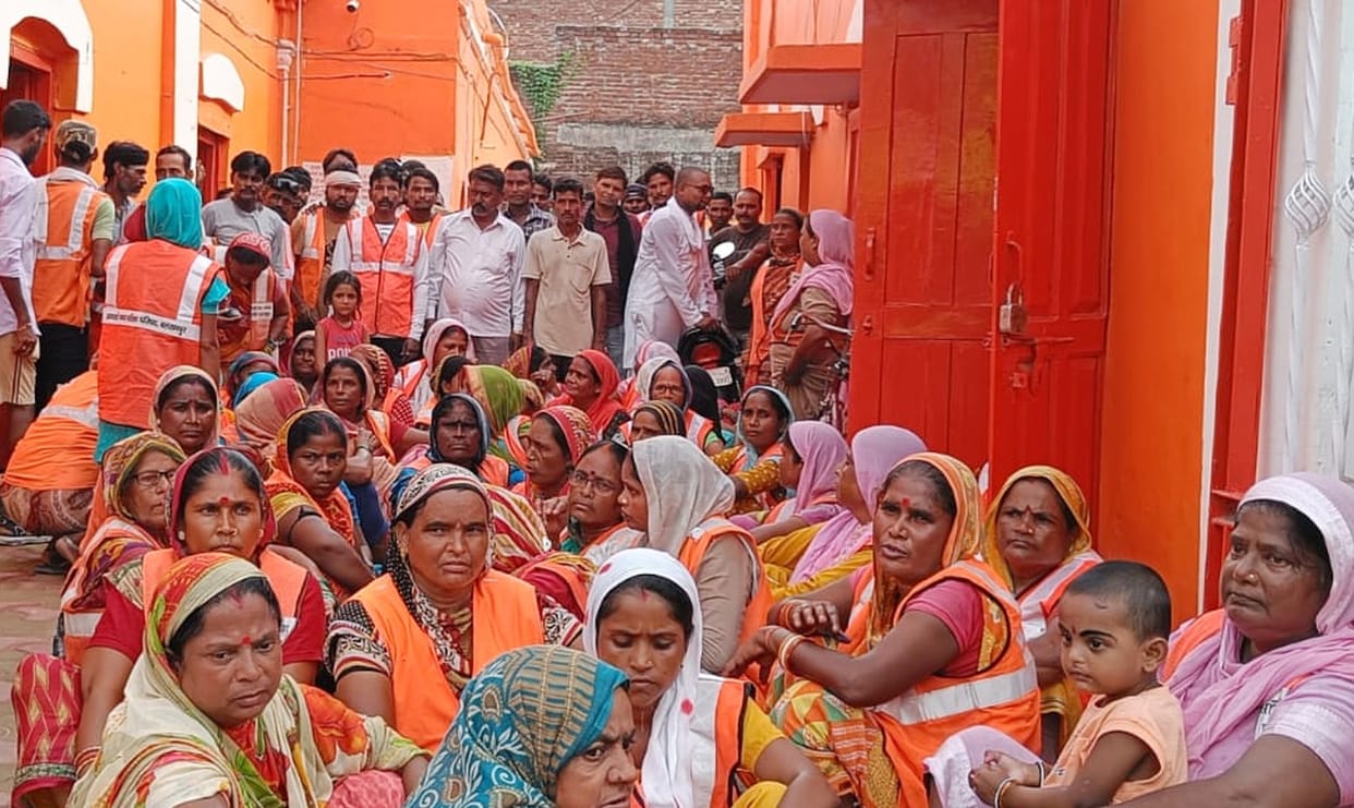 In support of the demands, the scavengers staged a sit-in on the second day as well.