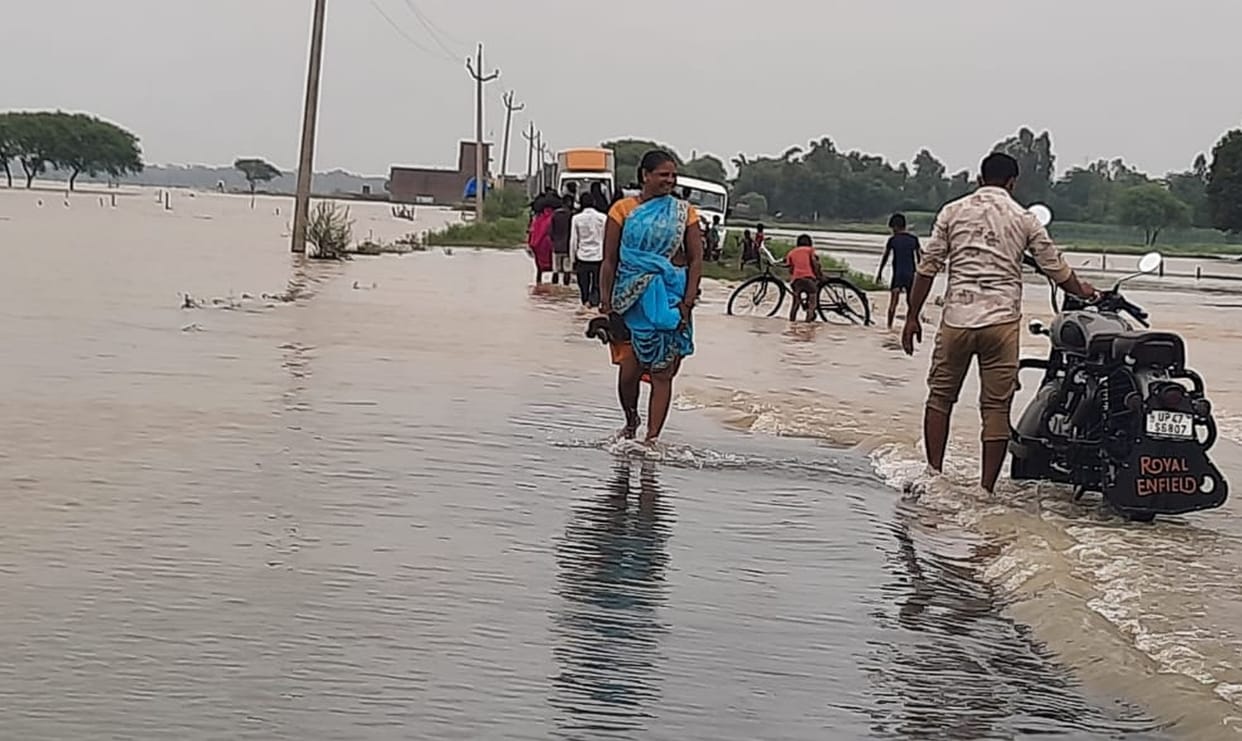 Approach of Hengha Nala bridge cut by flood, movement of 50 thousand population disrupted