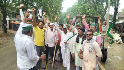 जलालपुर में रैली निकालते भाकियू कार्यकर्ता।