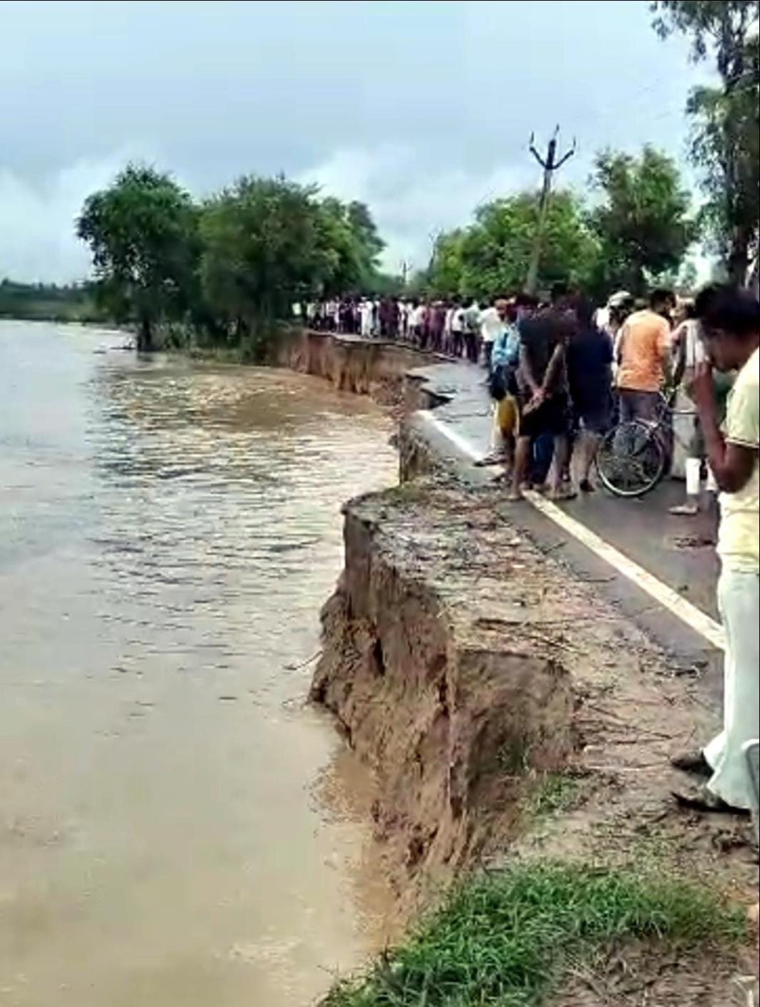 Badhapur-Nagina road cut due to strong current of Kho river