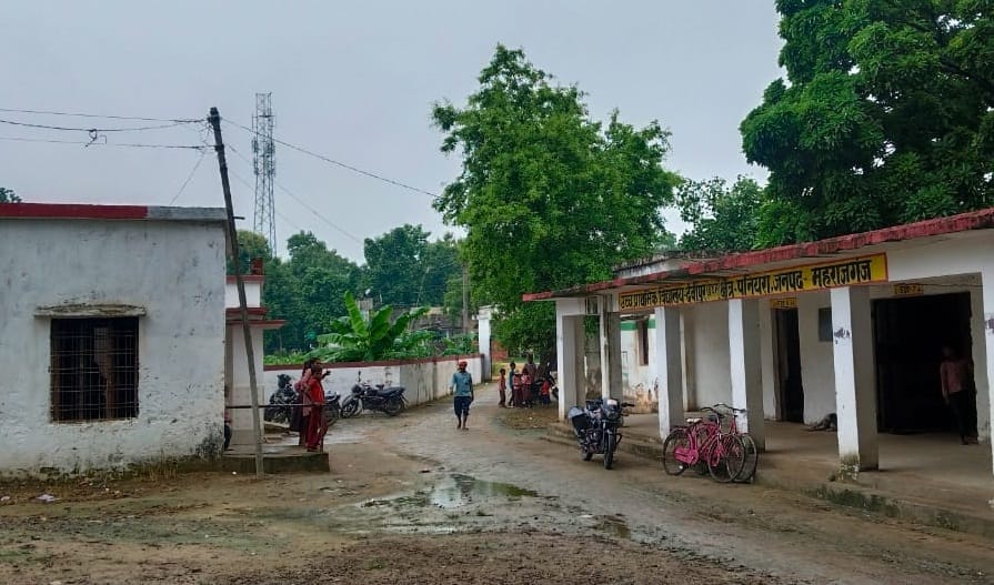 Negligence: These electric wires should not extinguish the lamp of the houses