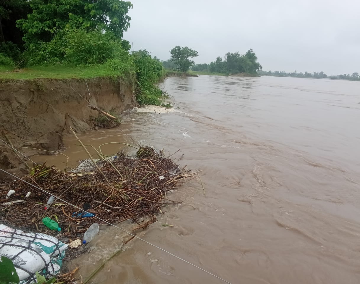 Sharda river accelerates erosion in Naujalha, bamboo crates flow
