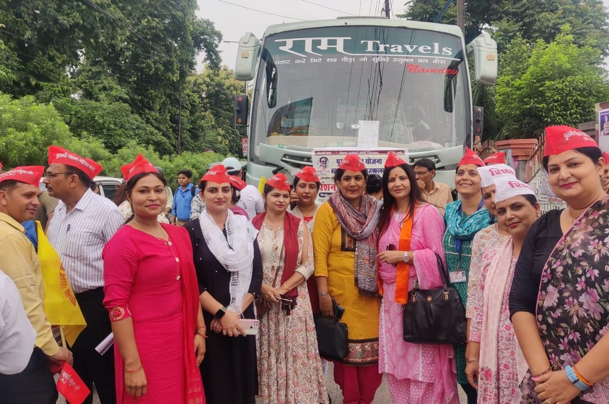 Employees left to join pension restoration rally in Delhi