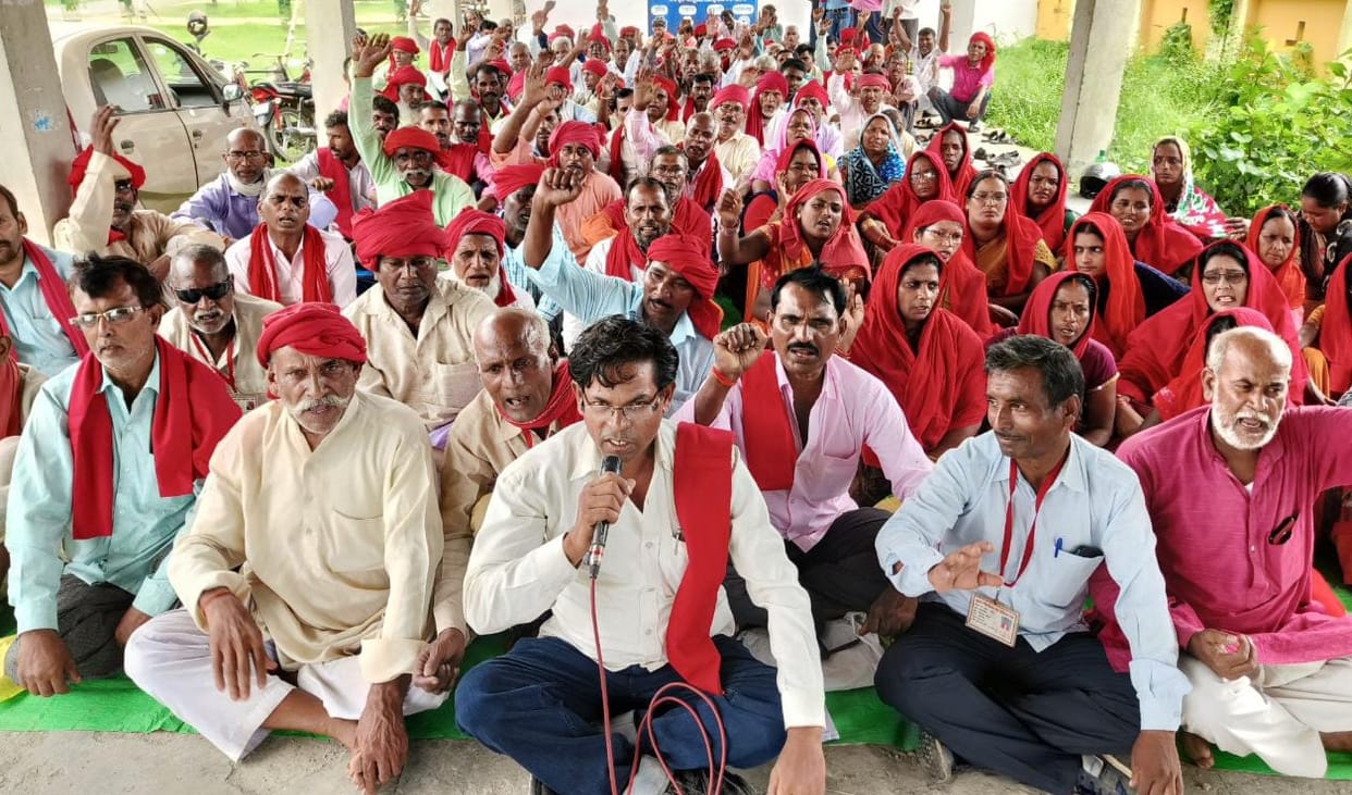 Chowkidars staged a sit-in to demand an increase in wages