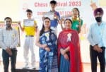 चंदी कॉन्वेंट स्कूल में शतरंज प्रतियोगिता में विजेता बच्चे शिक्षकों के साथ