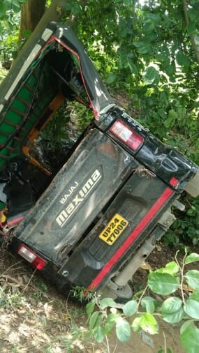 Tempo overturned after collision with unknown vehicle, five injured