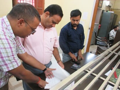 DM inspected the sub-registrar's office, furious after seeing the mess