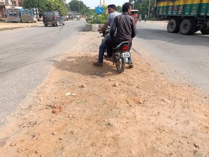 Be careful while walking on the Hardoi-Shahjahanpur highway...a little carelessness will take your life