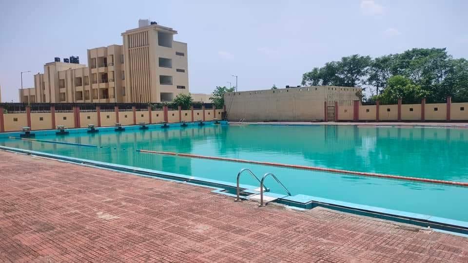 When the water in the swimming pool became a swimming team