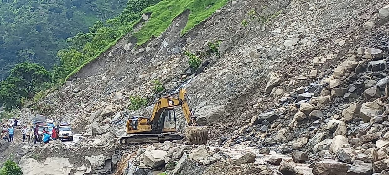 Road connecting China border closed again, many vehicles stranded
