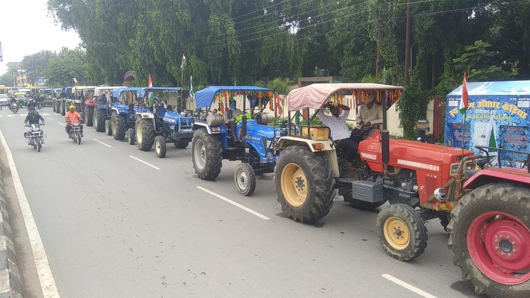 Bhakiyu took out the tricolor march, farmers came on 100 tractors