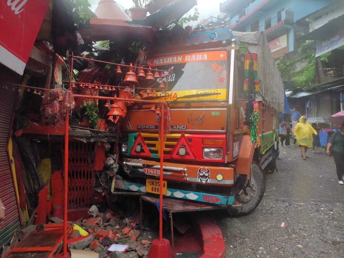 Canter collided with Hanuman temple due to brake failure