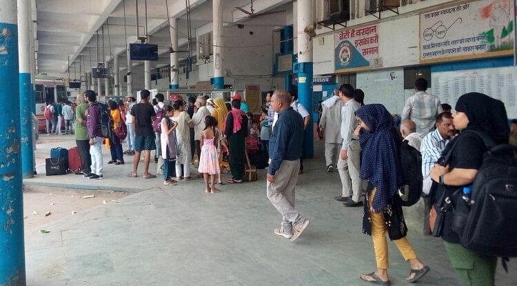 Seven buses sent on administrative duty, passengers had to wait a long time