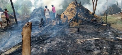 Six houses burnt by fire in Mohan Nagla, mother and daughter scorched