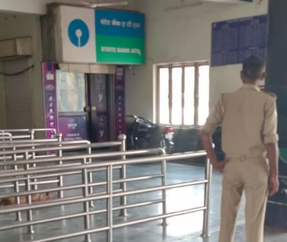 Suddenly the siren of the ATM rings, the security personnel panic