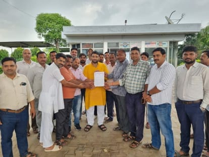 Teachers gave memorandum to Katra MLA