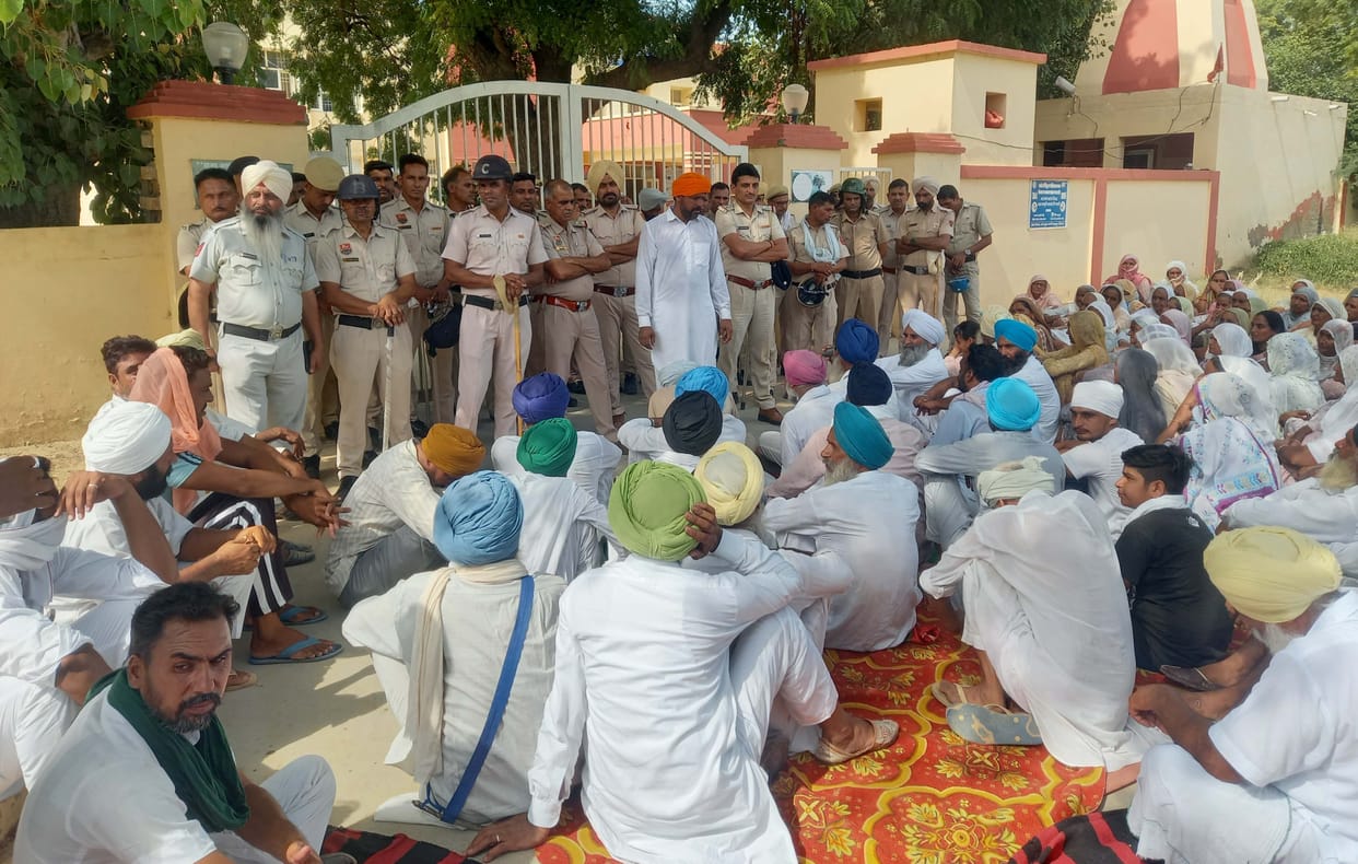 Demand for the arrest of the accused in the Amritpal Kaur murder case, the villagers surrounded the police station in Badagudha